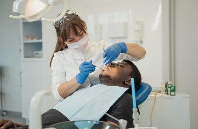 Przygotowanie doskonałych aparatów na zęby przez specjalistów od ortodoncji